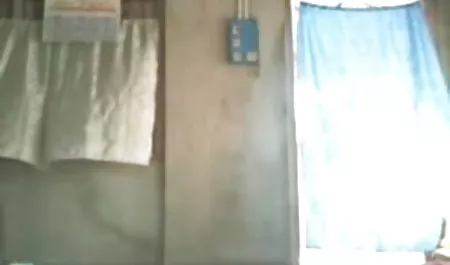 डॉली काले झटके के साथ कमबख्त था और उसे सेक्सी ब्लू हिंदी जोर से रोने बनाता है