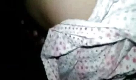 स्कर्ट उठा और छेद सेक्स फिल्म दिखाइए वीडियो में लड़की डाल