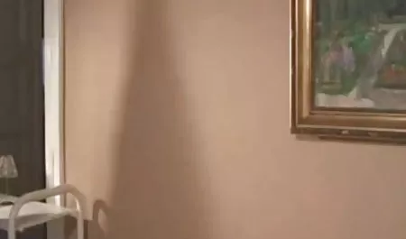 माइक्रोफोन के साथ सुंदर श्यामला उनके सेक्स को दिखाने के सनी देओल के सेक्सी फिल्म लिए लोगों की तलाश