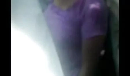 मेरी माँ हिंदी सेक्सी फिल्म देखने वाली चिंतित है.