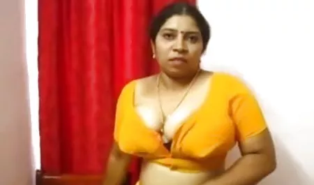 मेरी माँ पहले से ही सभी अपने बेटे के दोस्तों कमबख्त सेक्सी फिल्म खिलाड़ी