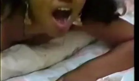 रूसी अभिनेत्रियों सेक्स पिक्चर मूवी दो पट्टियों पर एक लड़की डाल