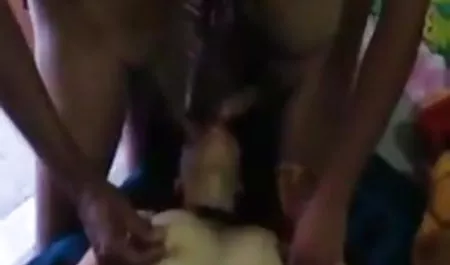 वह उसके हिंदी की सेक्सी मूवी मुंह में बह उसके चेहरे से सह प्यार करता है