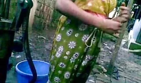 वह एक उड़ान अनुष्का शर्मा की सेक्सी फिल्म परिचर था.