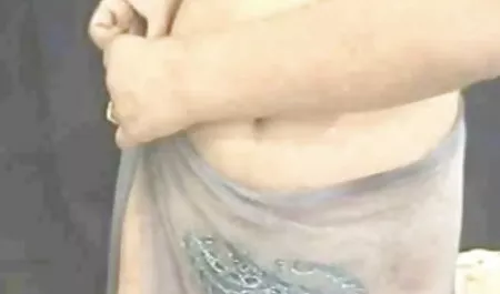 चाची उसके युवा प्रेमी के लिए एक लड़की की फिल्म सेक्सी चाहिए शुरुआत की