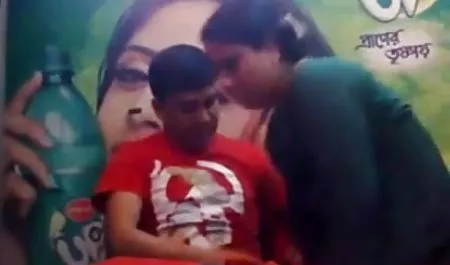 लड़कियों के सेक्सी मूवी फिल्म एक छोटे से खेलने का फैसला किया