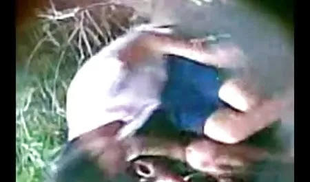 वह कैमरे के सामने सेक्सी पिक्चर की फिल्म घर का कपड़ा करने के लिए पसंद करती है.