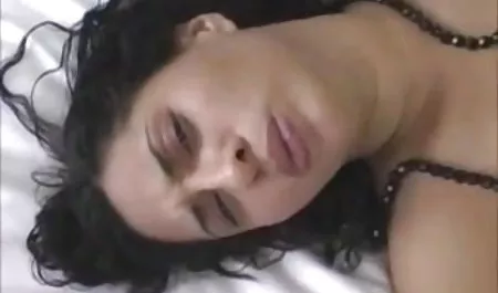 वह सुंदर लड़की हिंदी मूवी सेक्सी के साथ परिचित हो जाता है और उसके