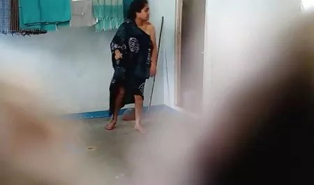 वह इंग्लिश सेक्सी एचडी मूवी मालिश और आलोचना की.