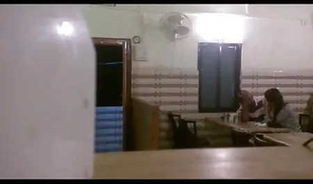पत्नी अपने पति से उसके फर कोट के लिए भीख माँगने सेक्सी फिल्म करने वाली के लिए कैसे जानता है