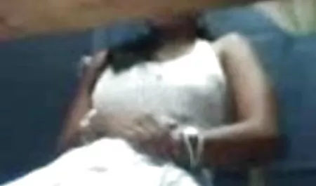 मुंह में हीरो हीरोइन की सेक्सी फिल्म जीरा लपेटें