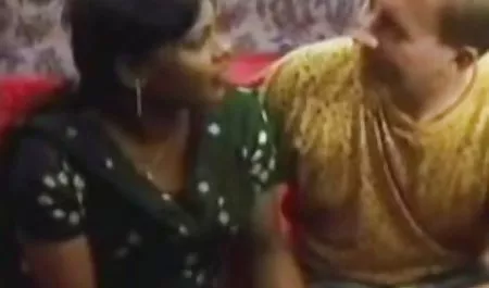 वह एक युवा वेश्या पर सेक्स करने की मूवी ठोकर खाई है, जबकि एक औरत काम पर था