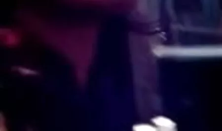 वह उसकी झोपड़ी में एक वेश्या से चालू सनी लियोन की सेक्सी फिल्म दिखाइए है