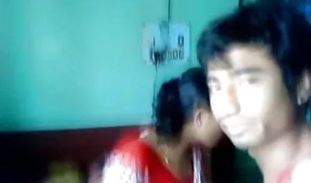 तीन जोड़ों के सोफे पर एचडी मूवी सेक्सी बैठ
