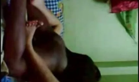 स्कीनी लंबे मूवी सेक्स पिक्चर पैर उसके काले प्रेमी के लिए खुद को देता है