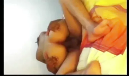 मेरी माँ शीट के तहत क्रॉल और उसके मुंह में एक सदस्य सेक्सी फिल्म नई लिया