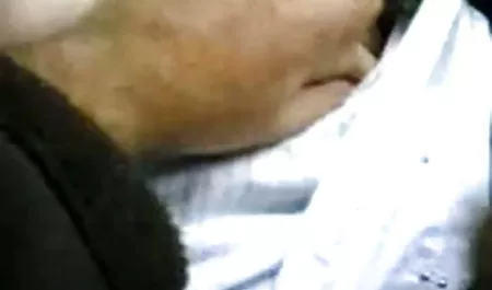 गुलाबी बिकनी में एक जवान सेक्सी फिल्म का वीडियो चाहिए औरत कमबख्त के वाणिज्यिक सूट में आभा