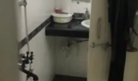वेश्या सोफे पर गिर गया और अमेरिकन ब्लू फिल्म सेक्सी दरारें के साथ यह दरार करने के लिए शुरू किया
