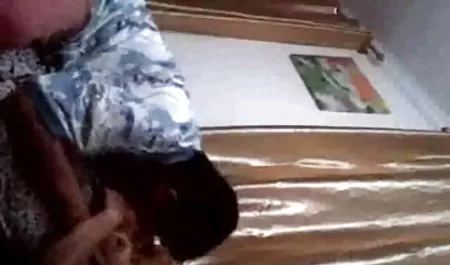 लाल मोजे और काले मोजे के साथ जापानी सेक्सी में फिल्म