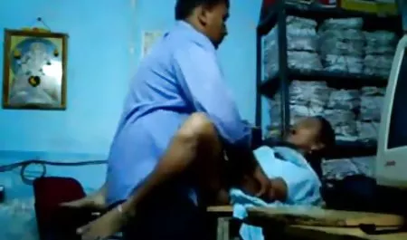 पीछे की सीट सेक्सी मूवी फिल्म में टैक्सी ड्राइवर के साथ एक यात्री