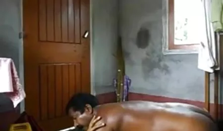 एक औरत खुद सेक्स देता है और उसे घर में प्रवेश करने की सेक्सी फिल्म मूवी में अनुमति देता है