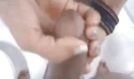 लेटेक्स में लड़की एक रबर सदस्य के साथ एक प्रेमिका है सेक्सी हीरोइन फिल्म