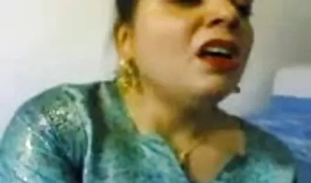 लड़की, एक ड्रिंक मिल गया अपने हिंदी सेक्सी बफ फिल्म मुर्गा पर हमला किया