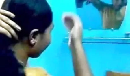 घर के आंगन में नंगे फिल्म सेक्सी वीडियो में